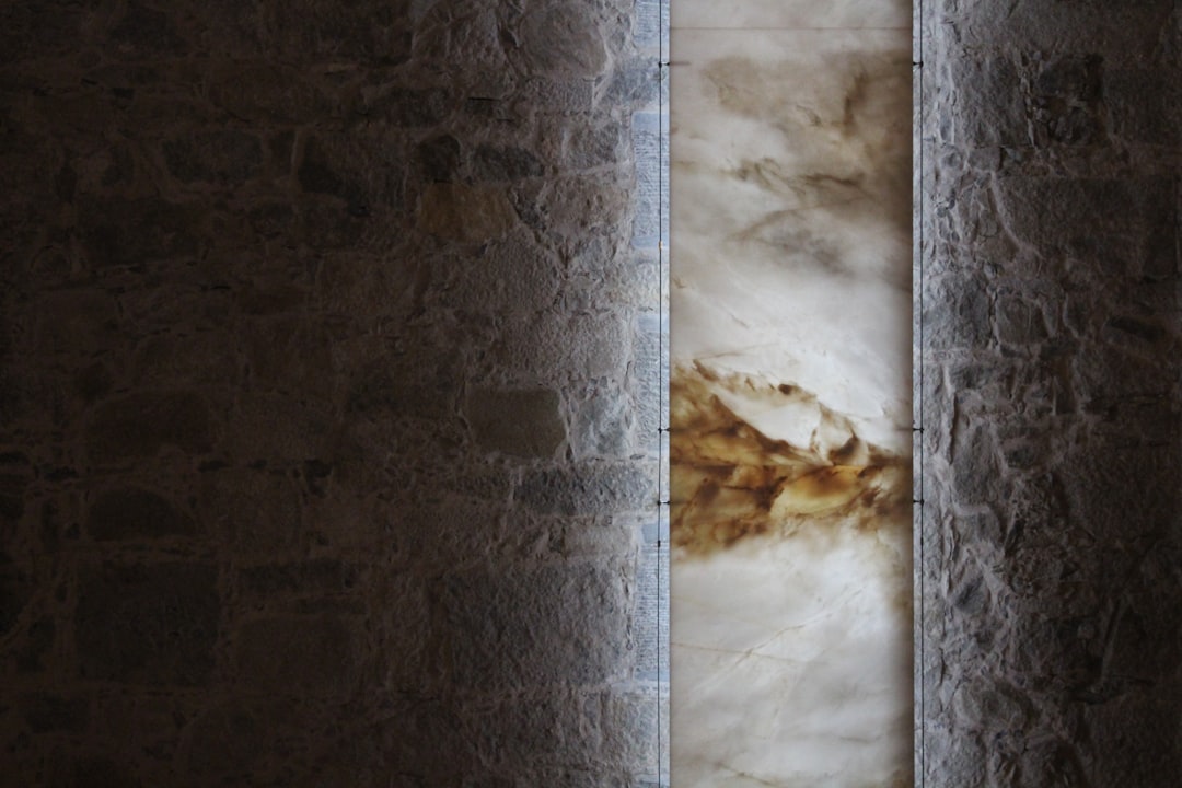 Photo Travertine stone luxury table lamps